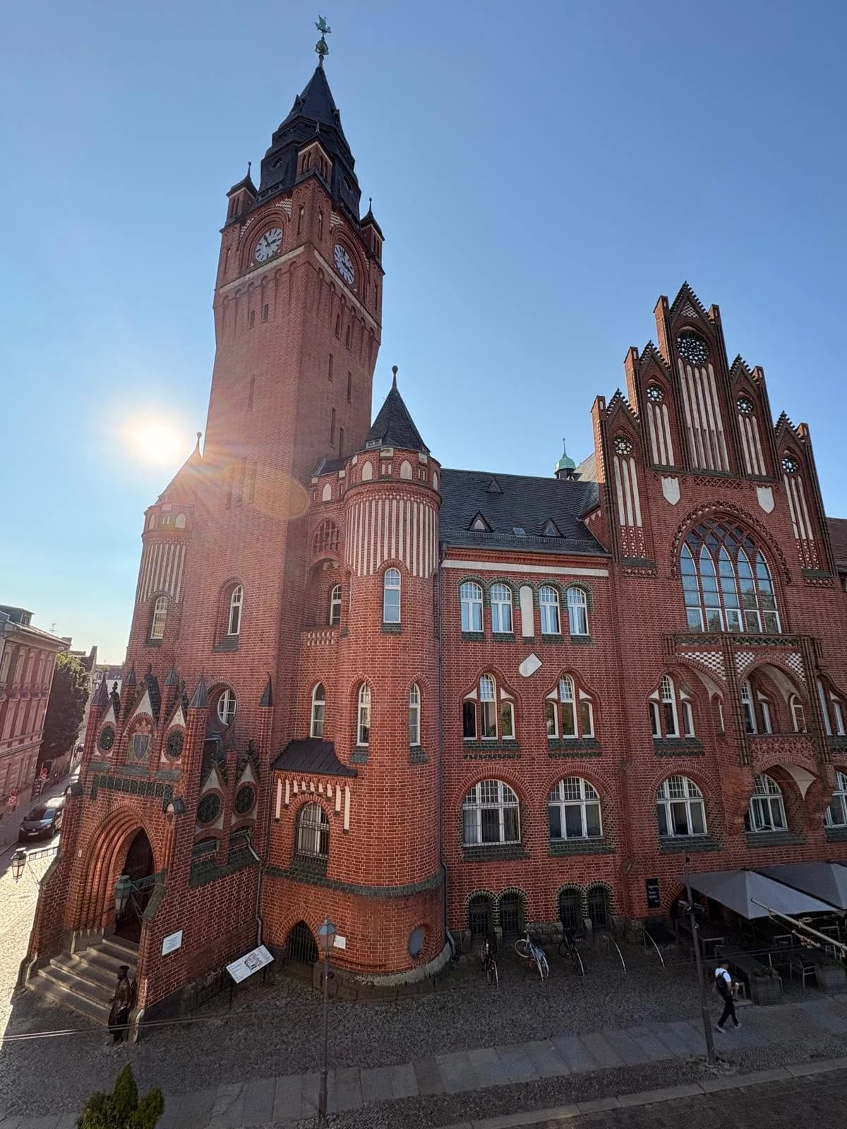 Das Rathaus Köpenick mit Uhrturm gegenüber der HAMKON-Zentrale