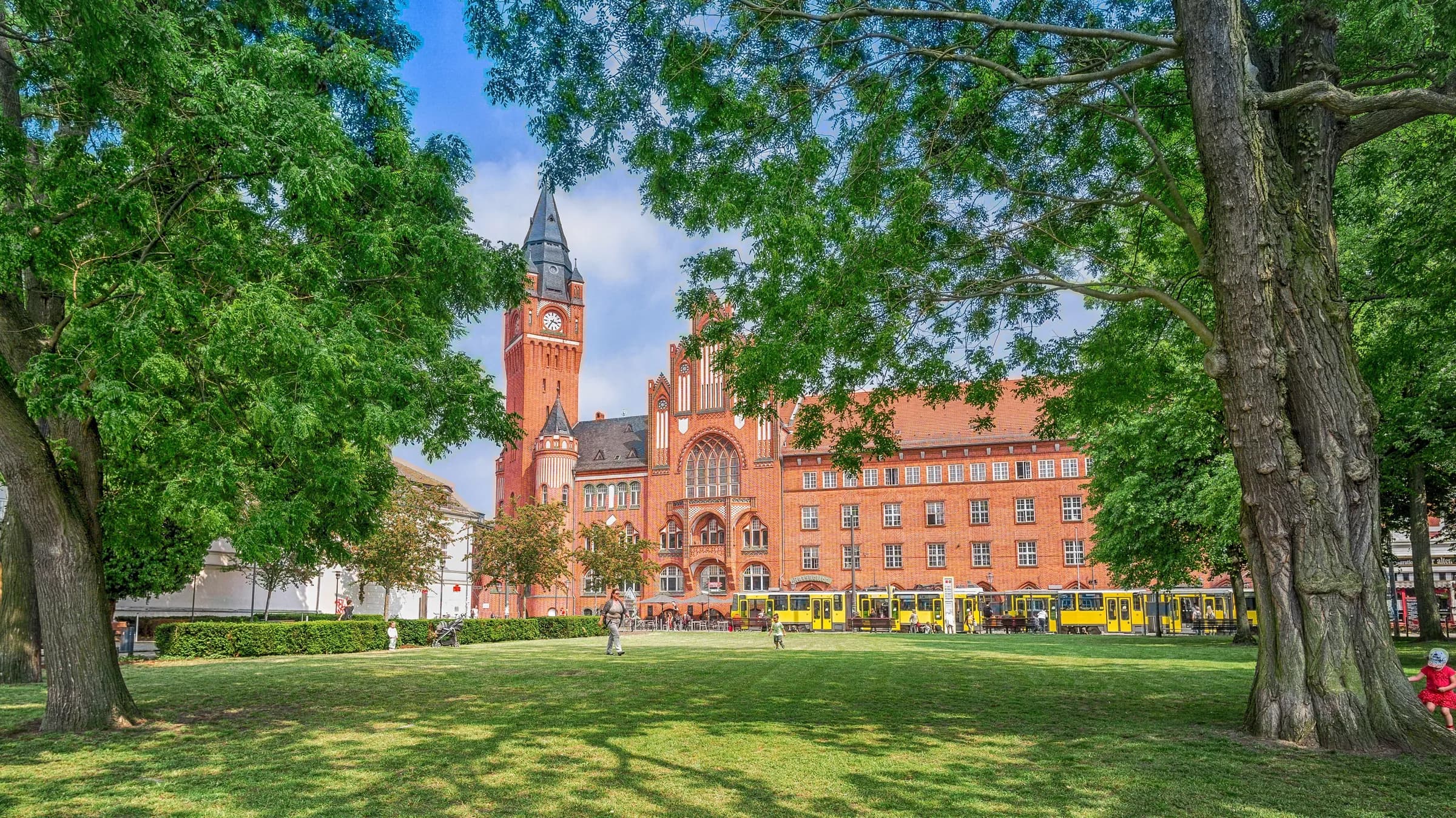 Das historische Rathaus Köpenick, von der Parkanlage aus gesehen