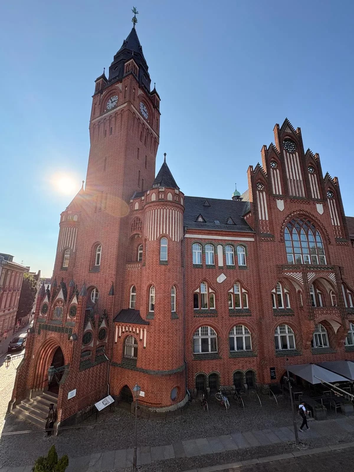 Das Rathaus Köpenick mit Uhrturm gegenüber der HAMKON-Zentrale